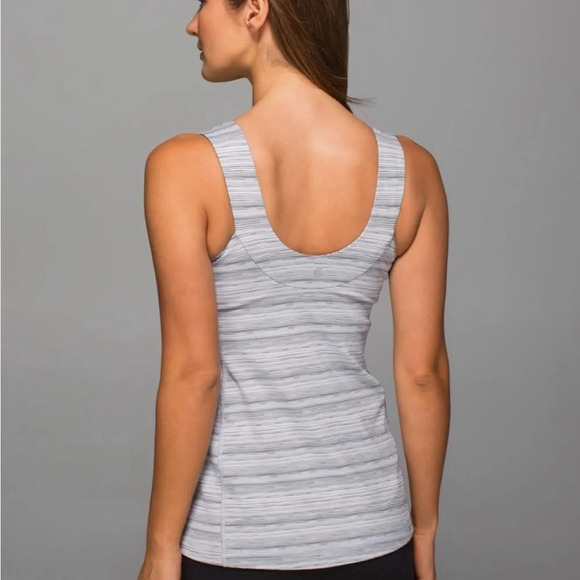 Lululemon Scoop Back Tank in Cyber Stripe White Silver Fox. Size 6 - Picture 6 of 16